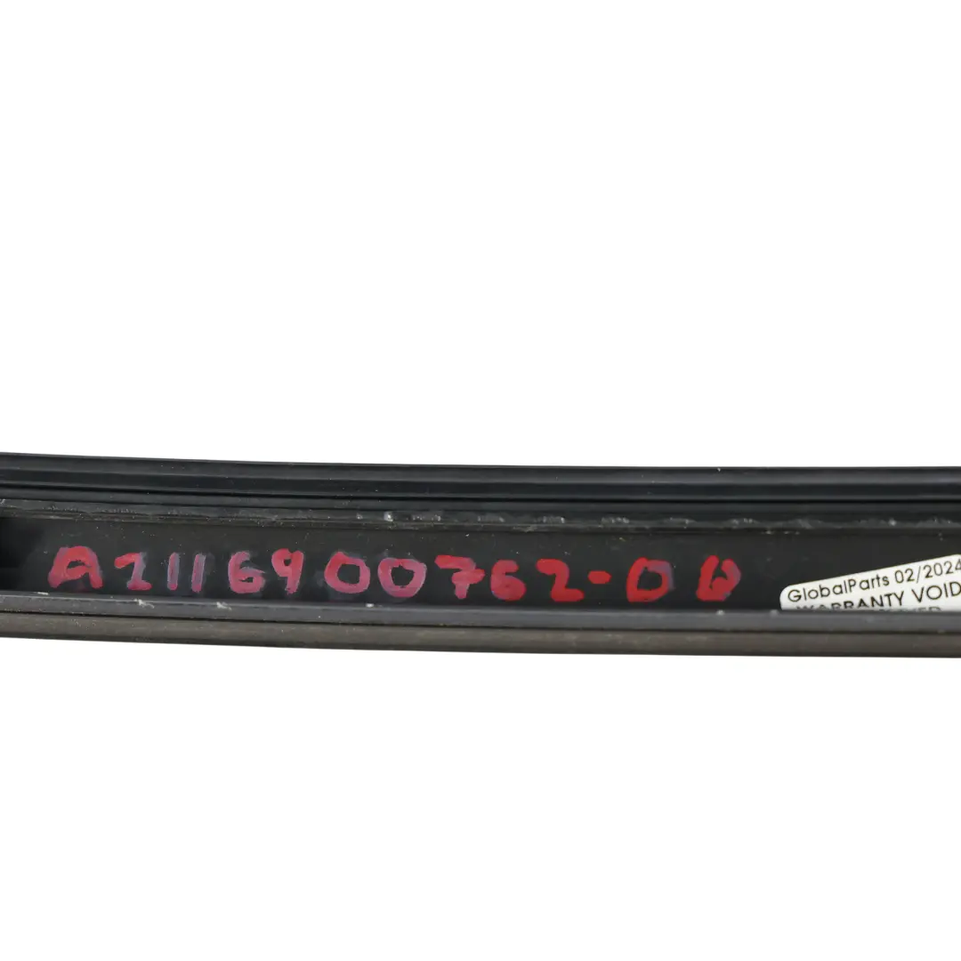 Baguette Garniture Toit Côté Gauche Noir Obsidienne - 197 pour Mercedes W211 à propos du numéro de pièce A2116900762 Mercedes W211 Baguette Garniture Toit Côté Gauche Noir Obsidienne - 197 - SKU A2116900762-OB - Numéro de pièce A2116900762
