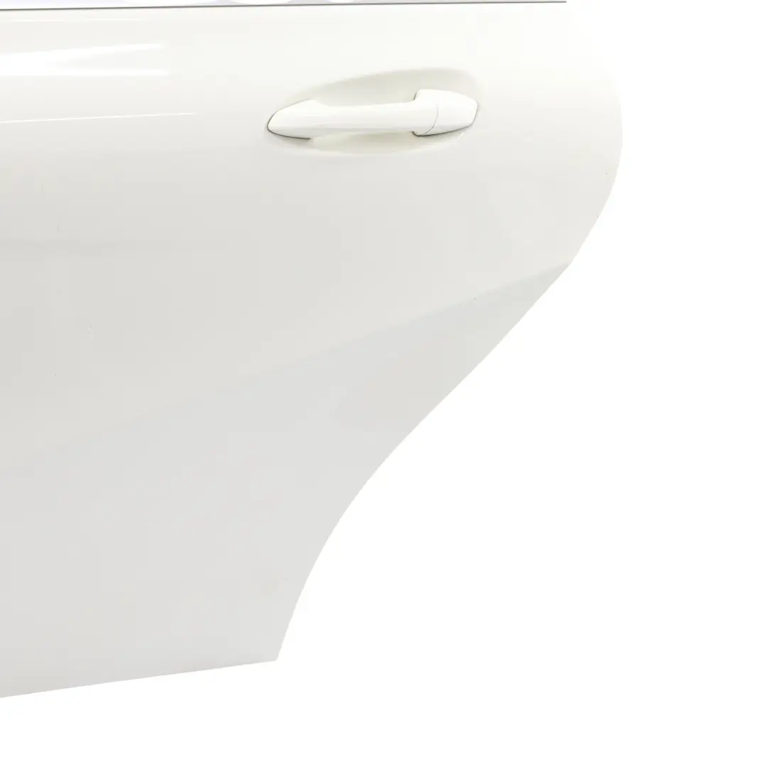 Porta posteriore sinistra Classe B Bianco Calcite - 650 per Mercedes W246 con numero di parte A2467300105 Mercedes W246 Porta posteriore sinistra Classe B Bianco Calcite - 650 - SKU A2467300105-CW - Numero di parte A2467300105