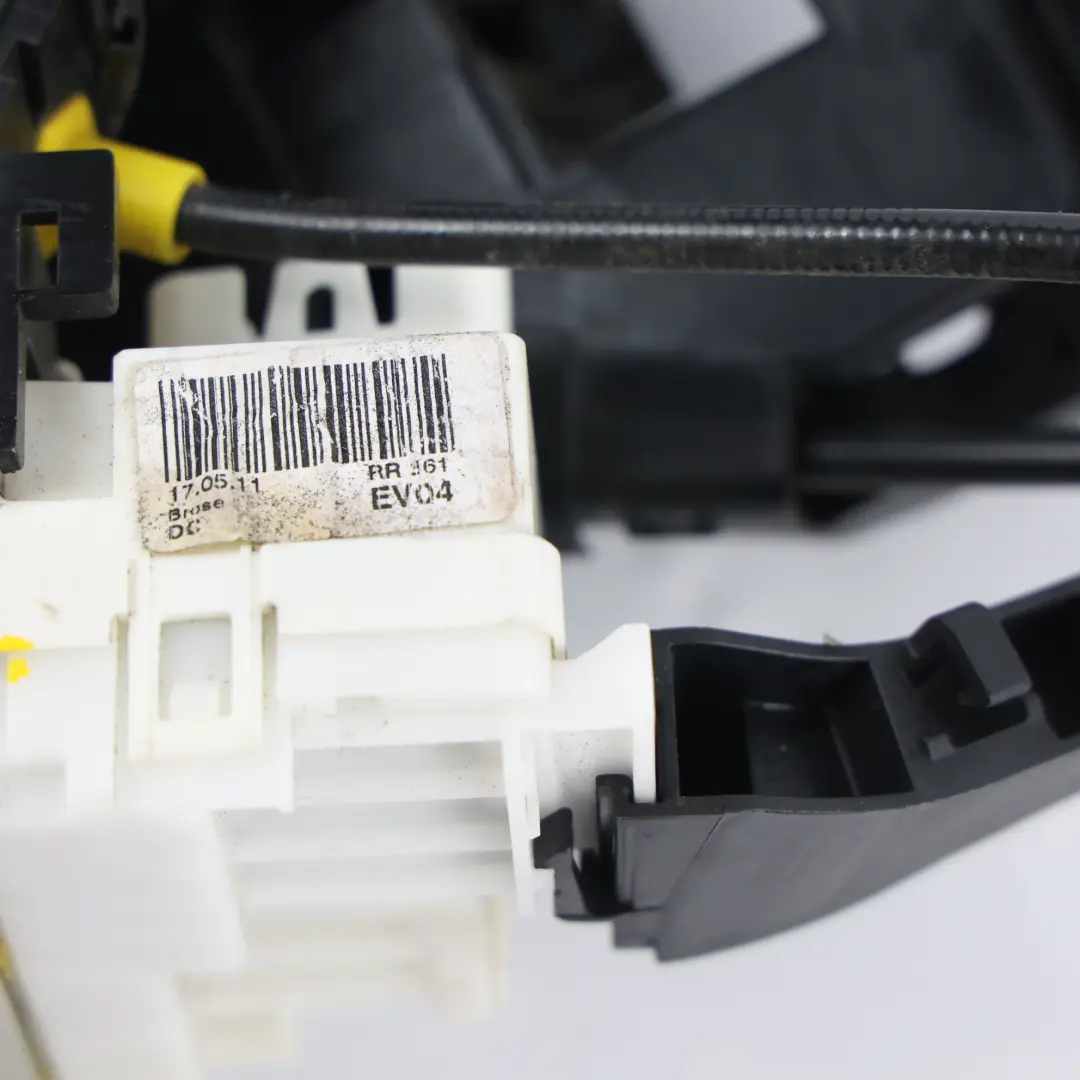Mechanizm Mocowania Klamki Drzwi Tylny Prawy do Mercedes W251 o numerze A2517301635 Mercedes W251 Mechanizm Mocowania Klamki Drzwi Tylny Prawy - SKU A2517301635 - Numer Części A2517301635