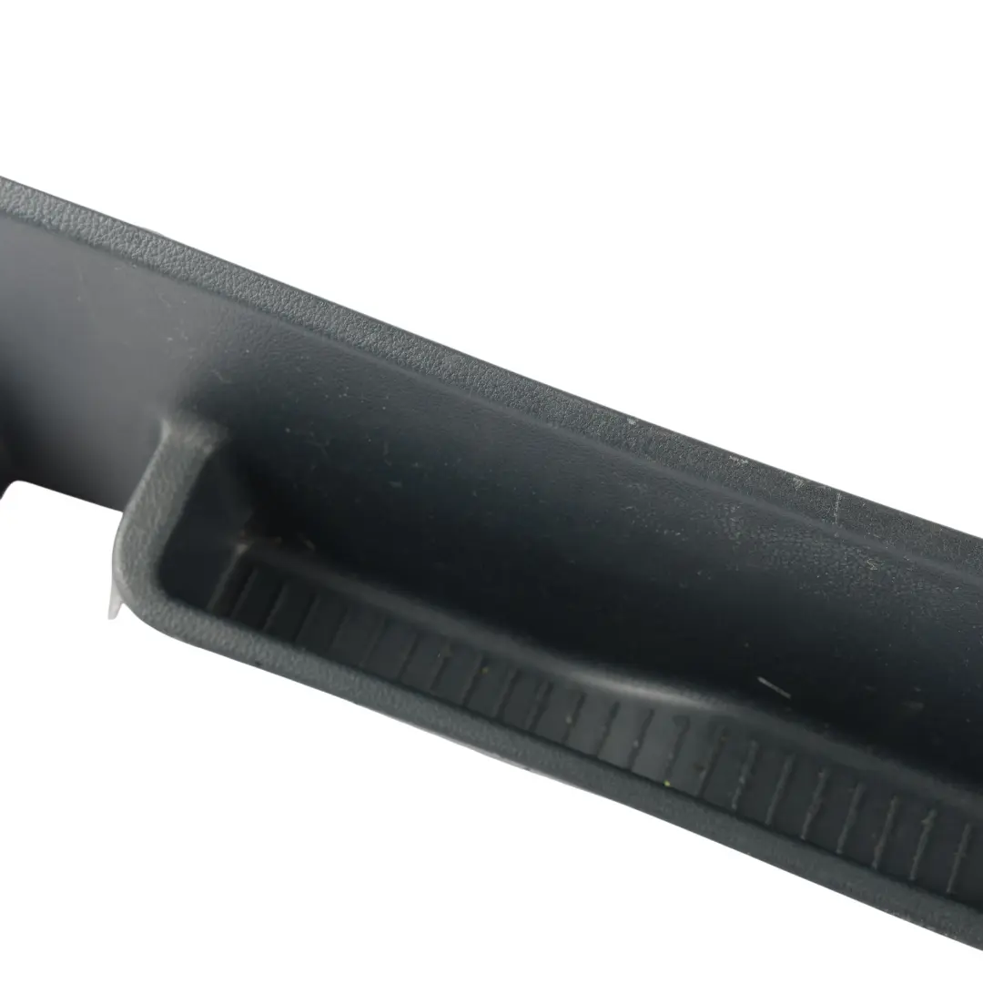 MK2 Pannello Copertura Sedile Anteriore Destro per Ford C-Max con numero di parte AM51-R618D10-AAW Ford C-Max MK2 Pannello Copertura Sedile Anteriore Destro - SKU AM51-R618D10-AAW - Numero di parte AM51-R618D10-AAW