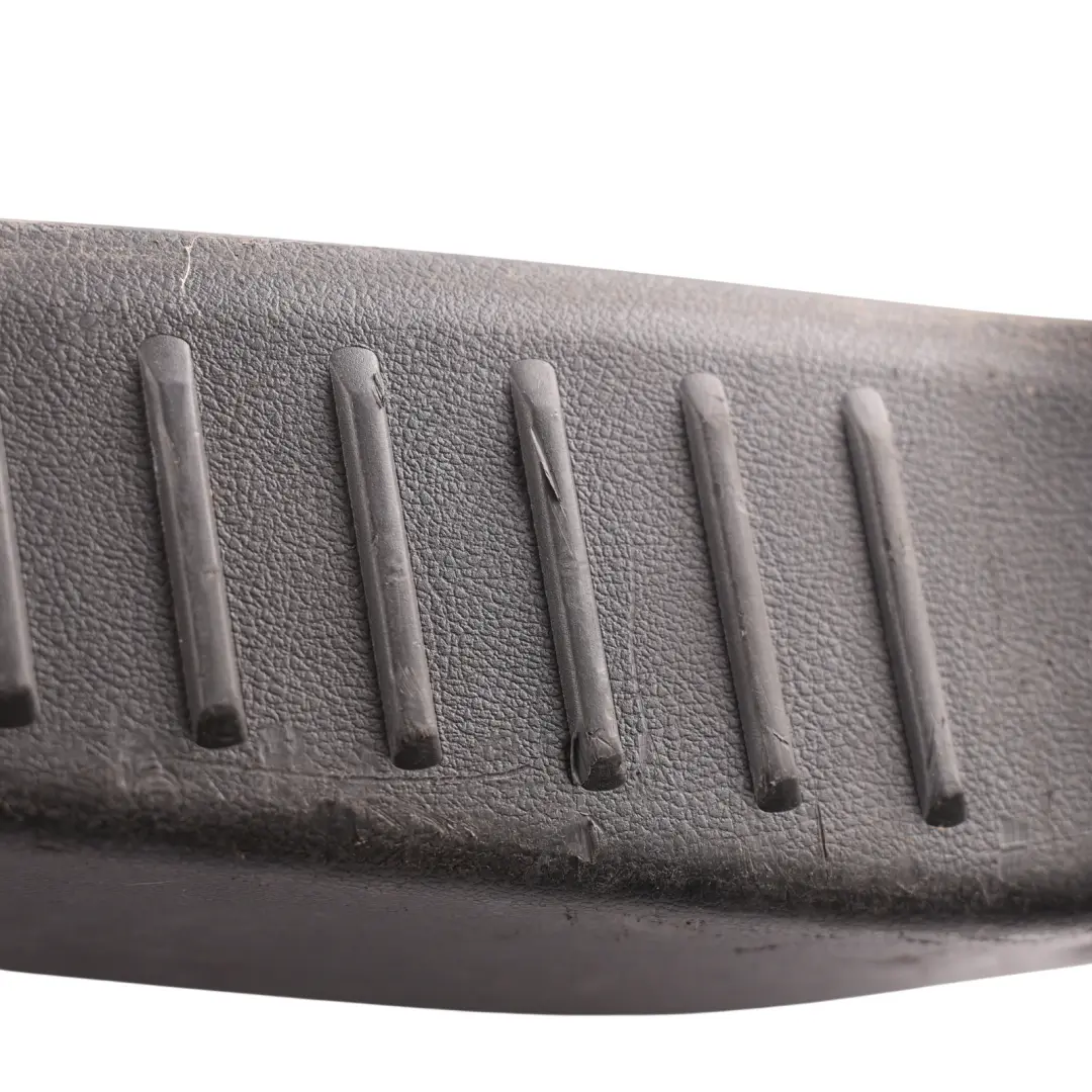 Ford Focus Mk3 Osłona Panelu Zamka Klapy Bagażnika Tył - SKU BM51-A40352-ABW - Numer Części BM51-A40352-ABW