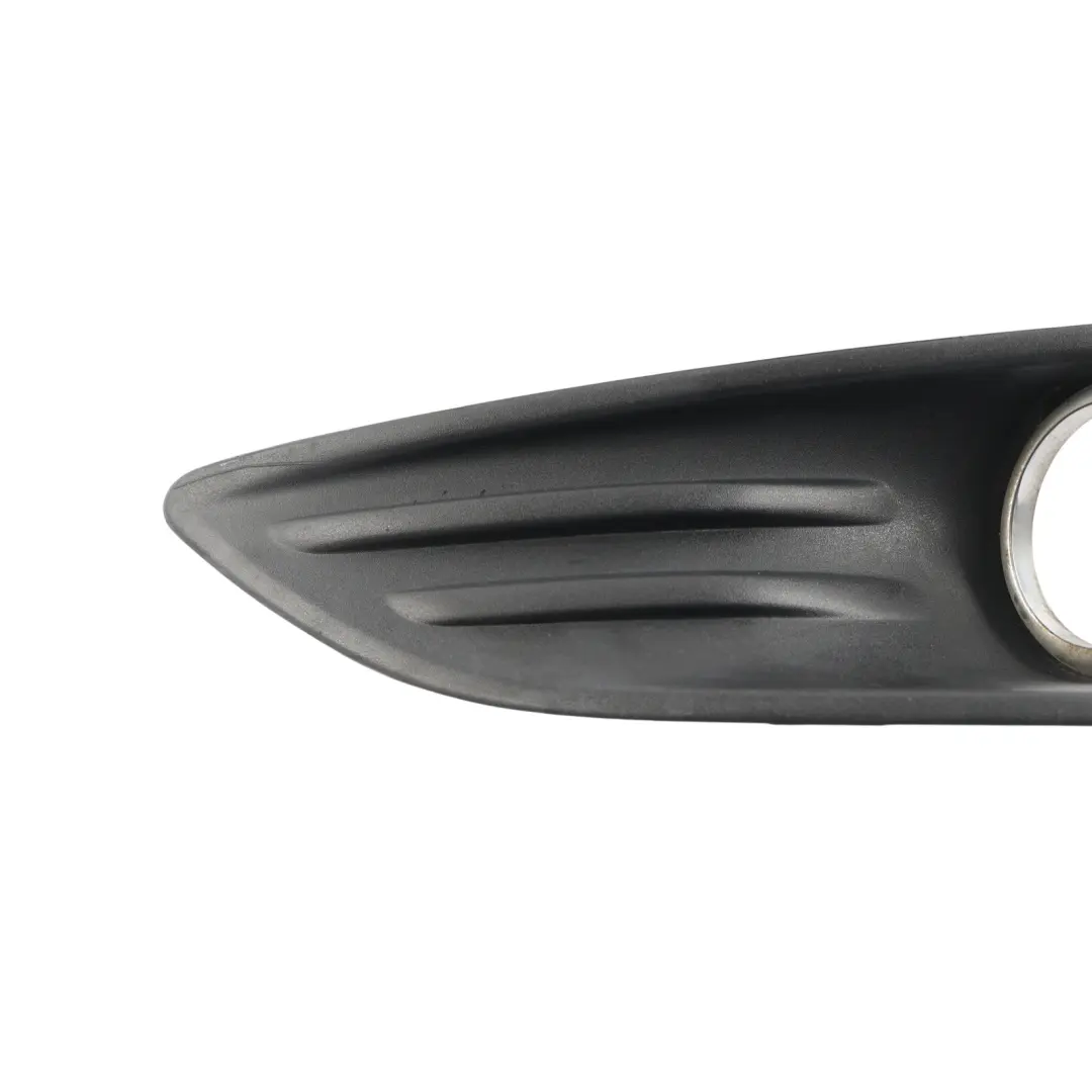 Ramka Lampy Przeciwmgielnej Przednia Prawa do Ford Fiesta Mk7 o numerze C1BB-15A222-C Ford Fiesta Mk7 Ramka Lampy Przeciwmgielnej Przednia Prawa - SKU C1BB-15A222-C - Numer Części C1BB-15A222-C