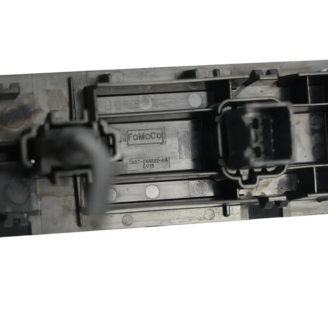MK3 Consola Central AUX USB Entrada Socket para Ford Focus con número de pieza CM5T-044K62-AA Ford Focus MK3 Consola Central AUX USB Entrada Socket - SKU CM5T-044K62-AA - Número de pieza CM5T-044K62-AA