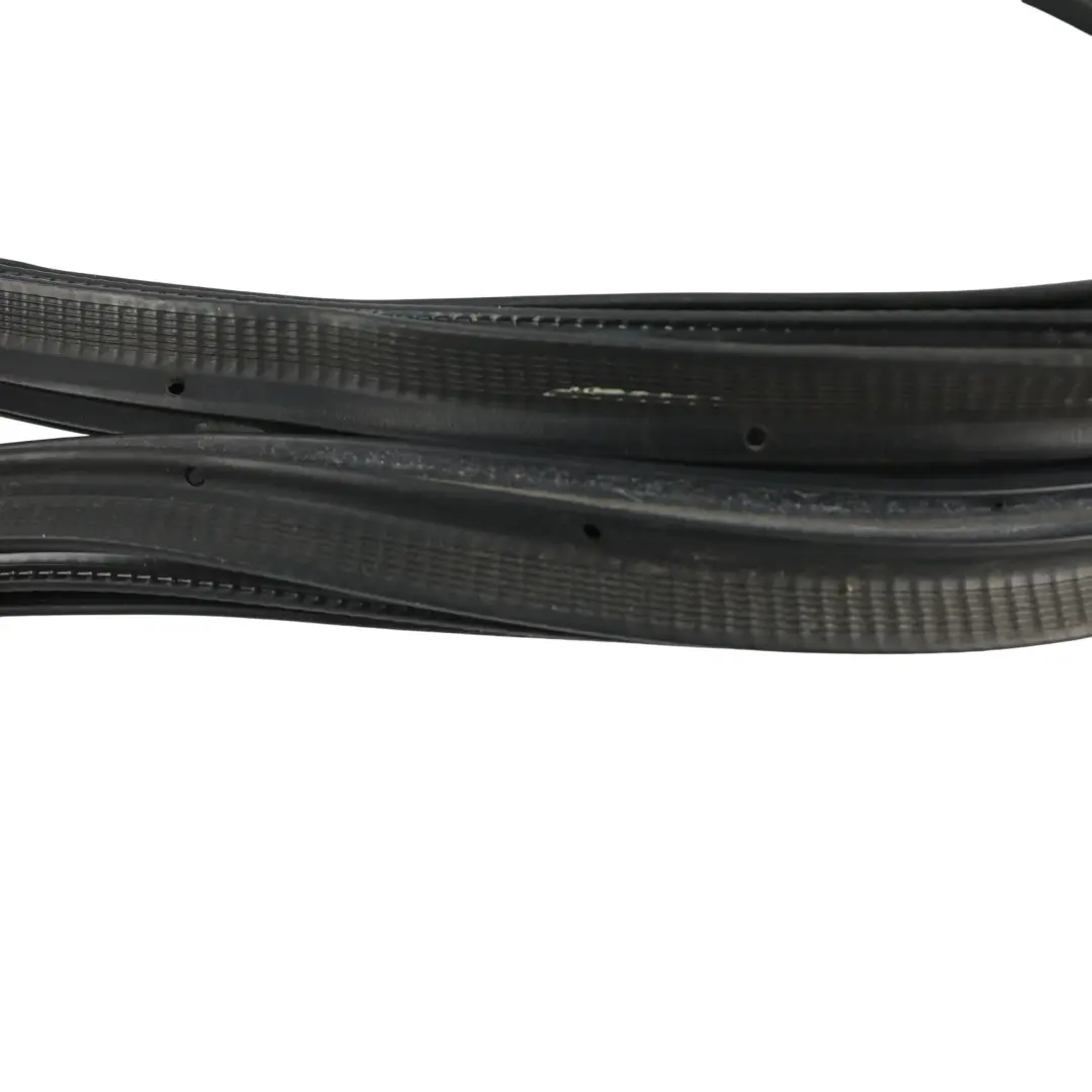 Ford Fiesta MK8 Joint Caoutchouc Hayon Coffre Arrière F1EB-R310A58-AB - SKU H1BB-A404A07-BE - Numéro de pièce H1BB-A404A07-BE