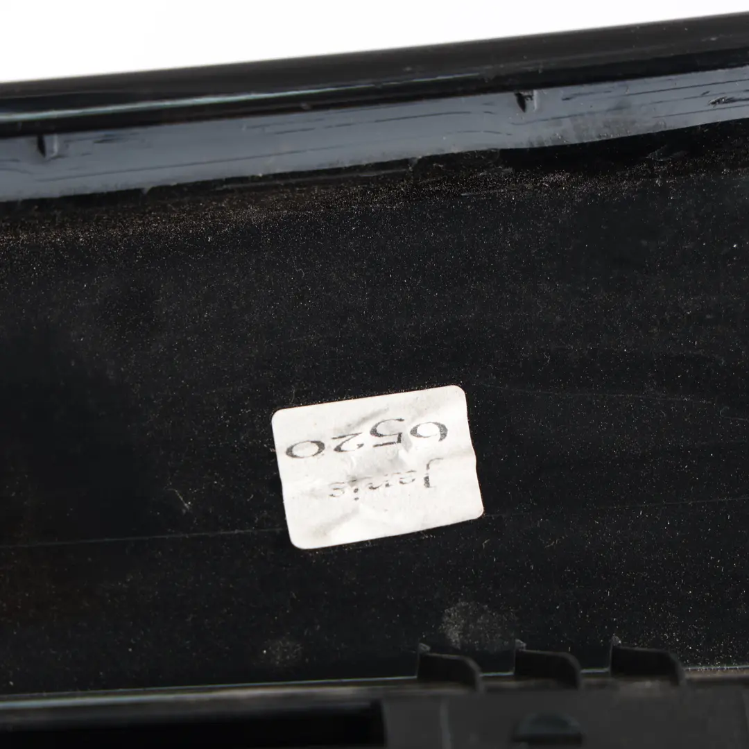 Land Rover Discovery L550 Garniture Montant Vitre Arrière Gauche FK72255A81AA - SKU FK72-255A81-AA - Numéro de pièce FK72-255A81-AA