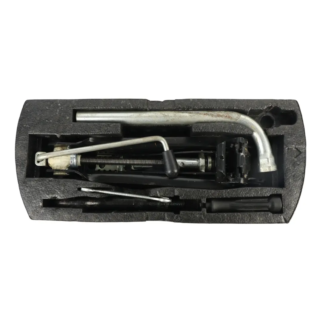 Kit Attrezzi Ruota Scorta Cric per Volkswagen Golf Variant AJ5 con numero di parte 1J0012115AF Volkswagen Golf Variant AJ5 Kit Attrezzi Ruota Scorta Cric - SKU 1J0012115AF - Numero di parte 1J0012115AF