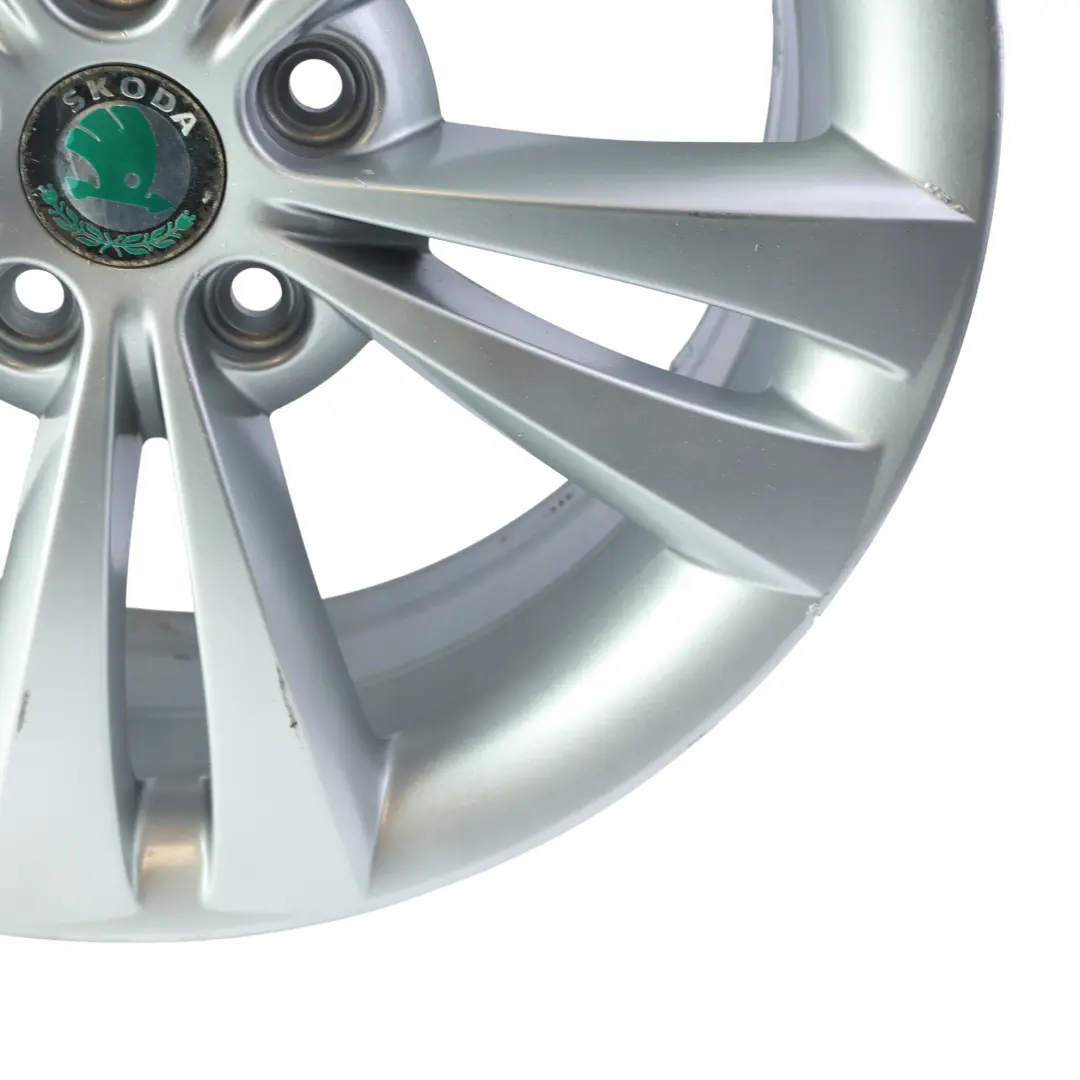 Mk2 Silberne Leichtmetallfelge Felge 18" 7.5J ET:51 für Skoda Octavia RS mit Teilenummer 1Z0601025AD Skoda Octavia RS Mk2 Silberne Leichtmetallfelge Felge 18" 7.5J ET:51 - SKU 1Z0601025AD-2 - Teilenummer 1Z0601025AD