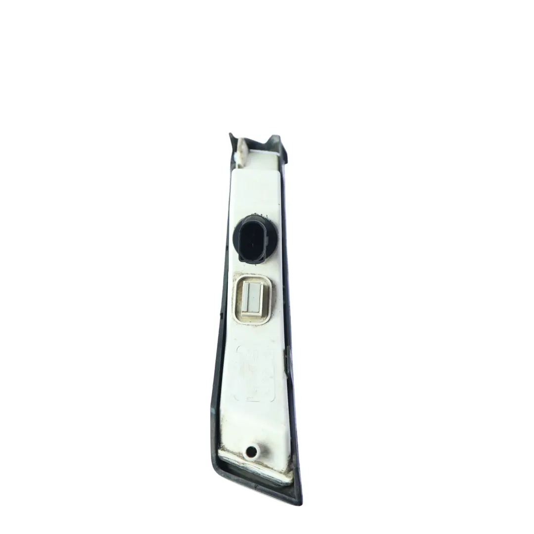 Ramka Kierunkowskazu Przednia Prawa do Volkswagen Passat B6 o numerze 3C0807718C Volkswagen Passat B6 Ramka Kierunkowskazu Przednia Prawa - SKU 3C0807718C - Numer Części 3C0807718C