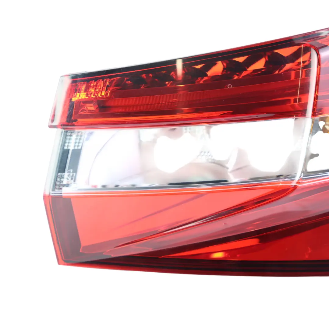 Skoda Superb 3V Piloto Trasero Exterior Derecho - SKU 3V9945208A - Número de pieza 3V9945208A