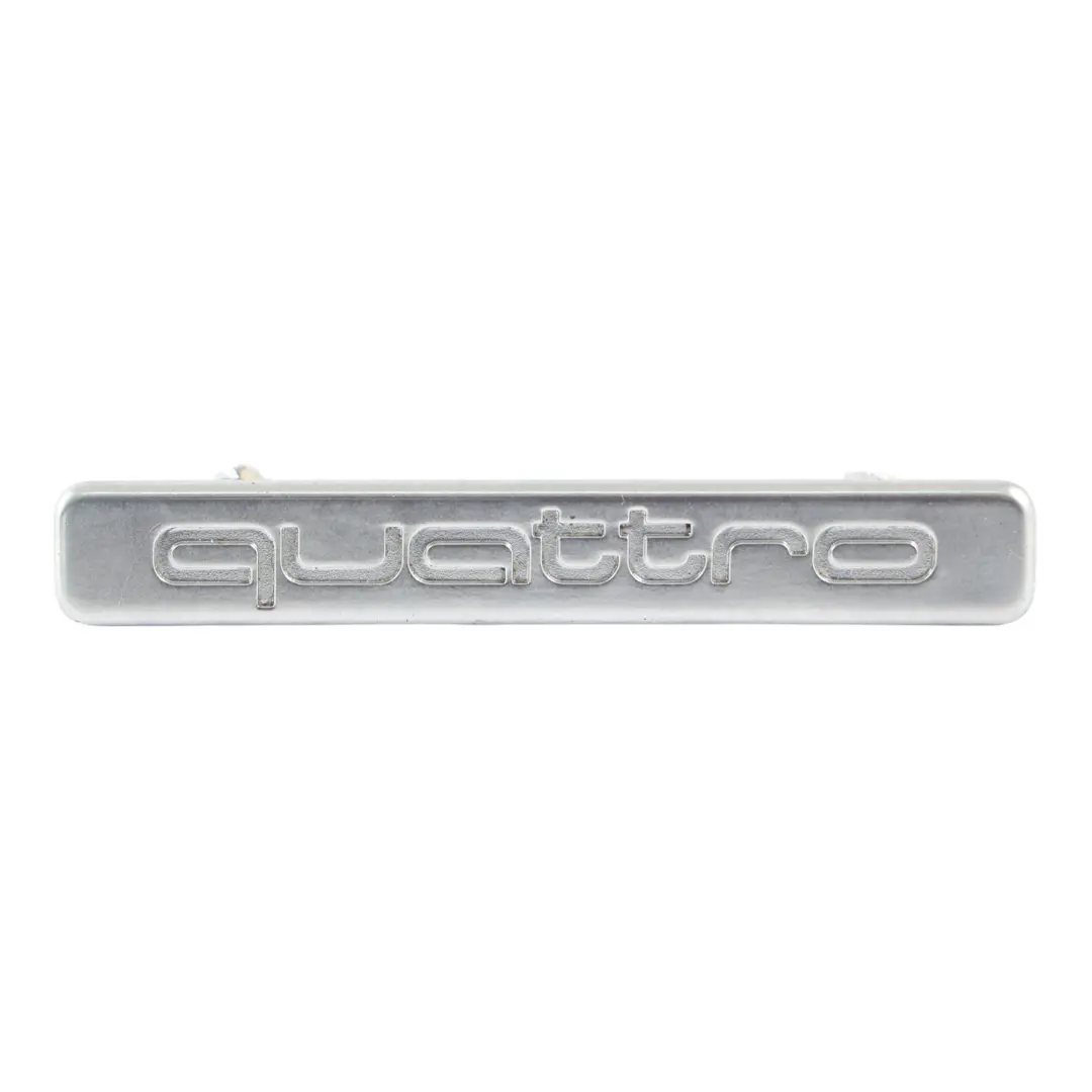 Audi Q7 4L Emblem Schriftzug "QUATTRO" Armaturenbrett Vorne - SKU 4L0853191A - Teilenummer 4L0853191A