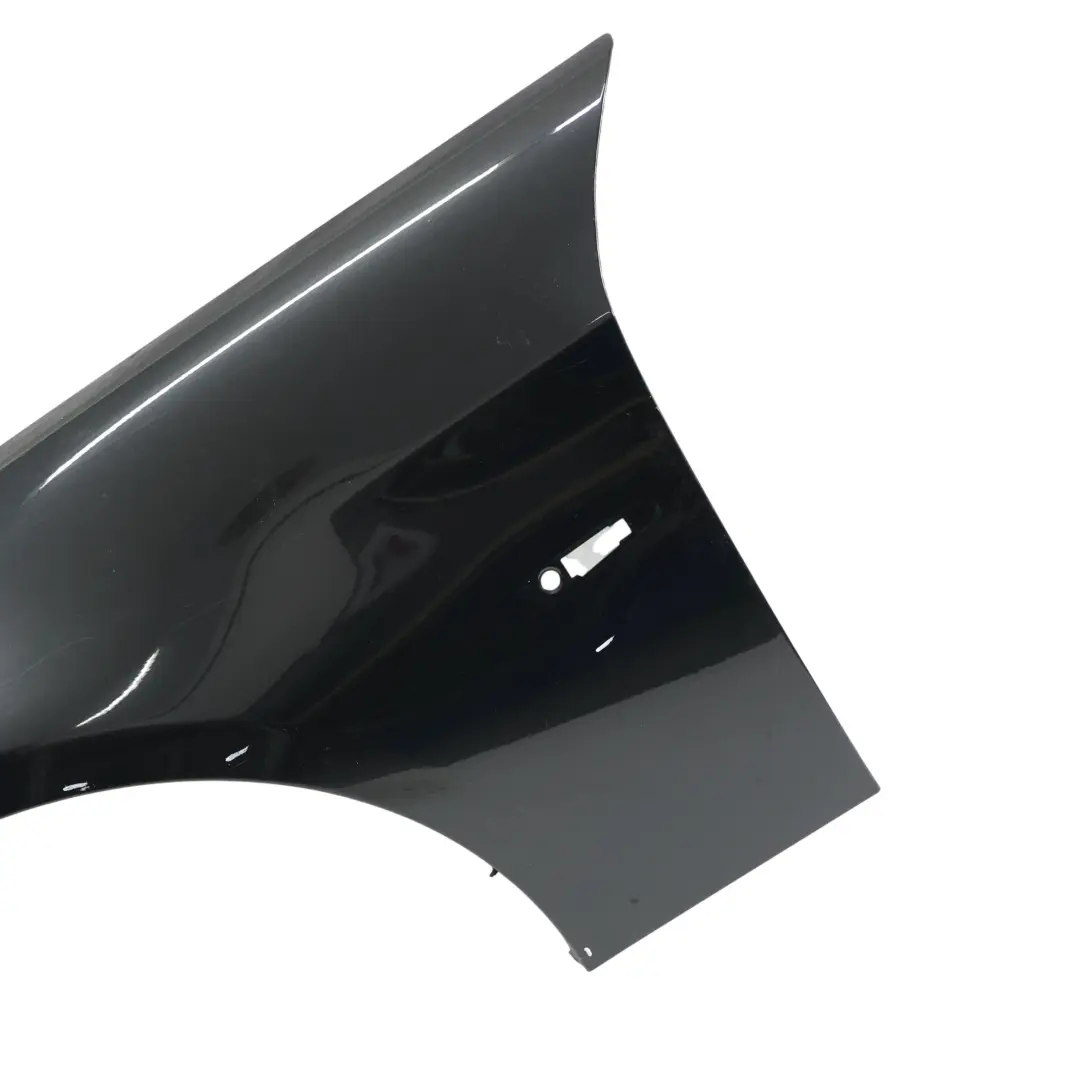 Błotnik Przedni Lewy Czarny Sapphire Metallic - 475 do BMW E90 o numerze 5A55AF3 BMW E90 Błotnik Przedni Lewy Czarny Sapphire Metallic - 475 - SKU 5A55AF3-BS1 - Numer Części 5A55AF3