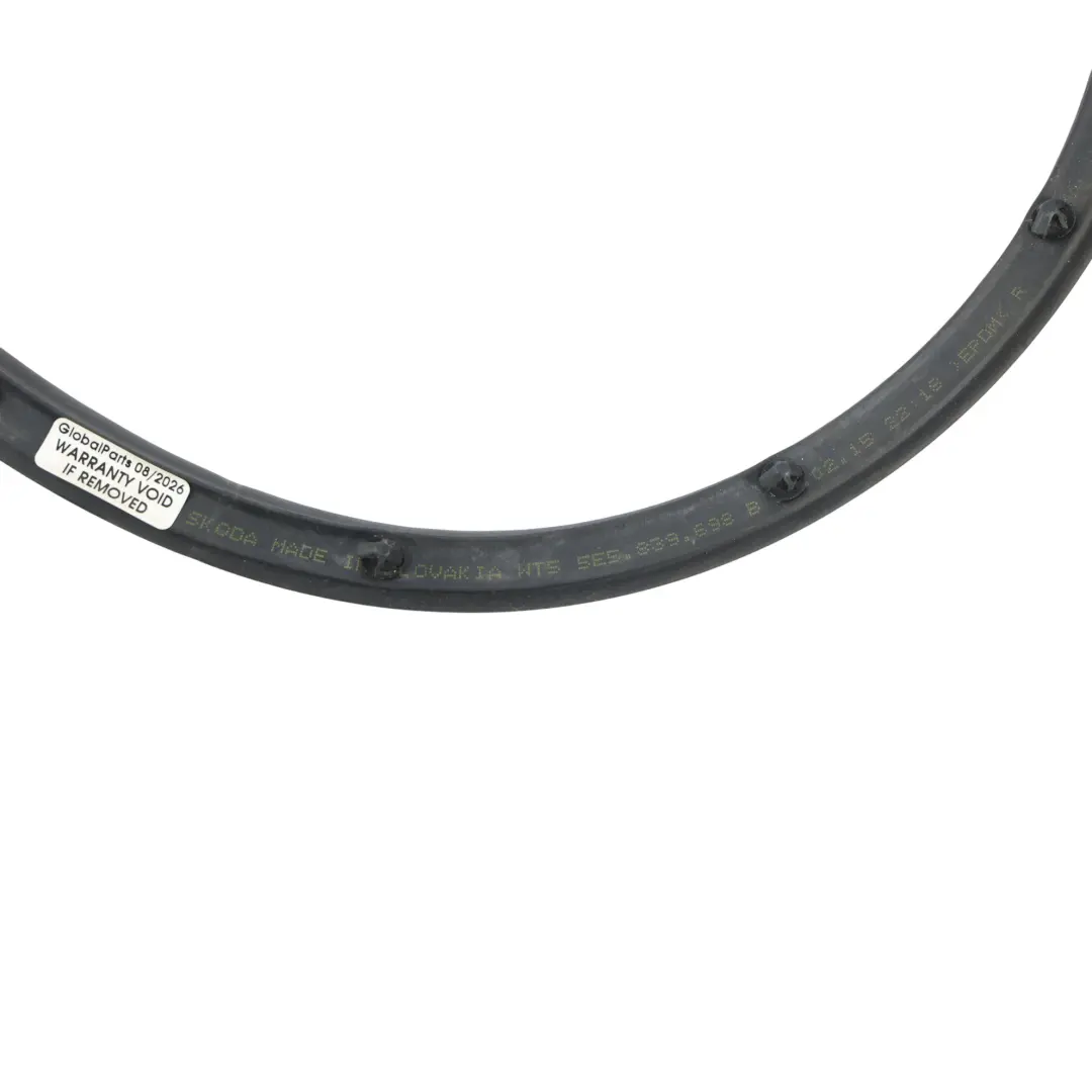 Junta Puerta Trasera Inferior Exterior Derecha para Skoda Octavia RS 5E con número de pieza 5E5839698B Skoda Octavia RS 5E Junta Puerta Trasera Inferior Exterior Derecha - SKU 5E5839698B - Número de pieza 5E5839698B