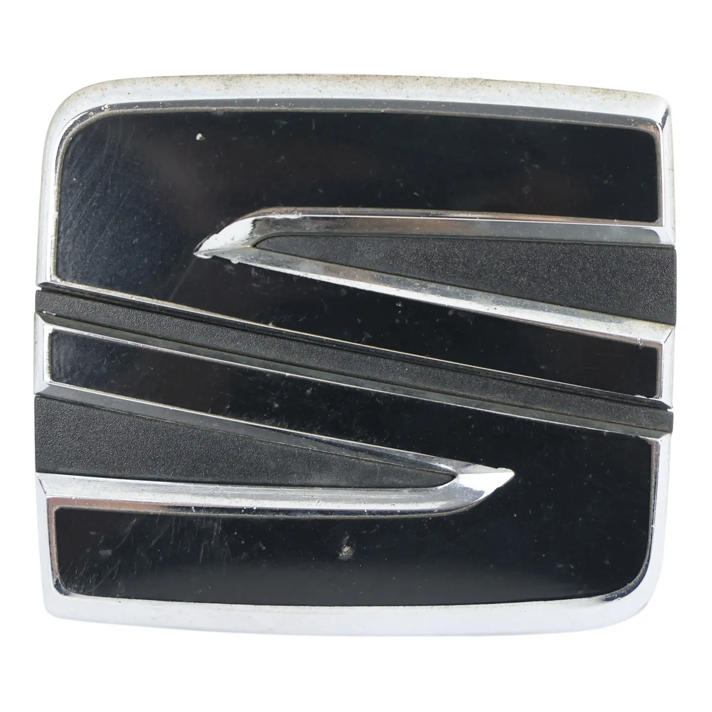 Seat Leon Cupra 5F Kühlergrill Vorne Chrom Emblem Logo Abdeckung 5F0853679A