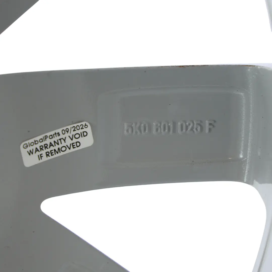 Mk6 Silberne Leichtmetallfelge Alufelge 17" 7J ET:54 für Volkswagen Golf mit Teilenummer 5K0601025F Volkswagen Golf Mk6 Silberne Leichtmetallfelge Alufelge 17" 7J ET:54 - SKU 5K0601025F - Teilenummer 5K0601025F
