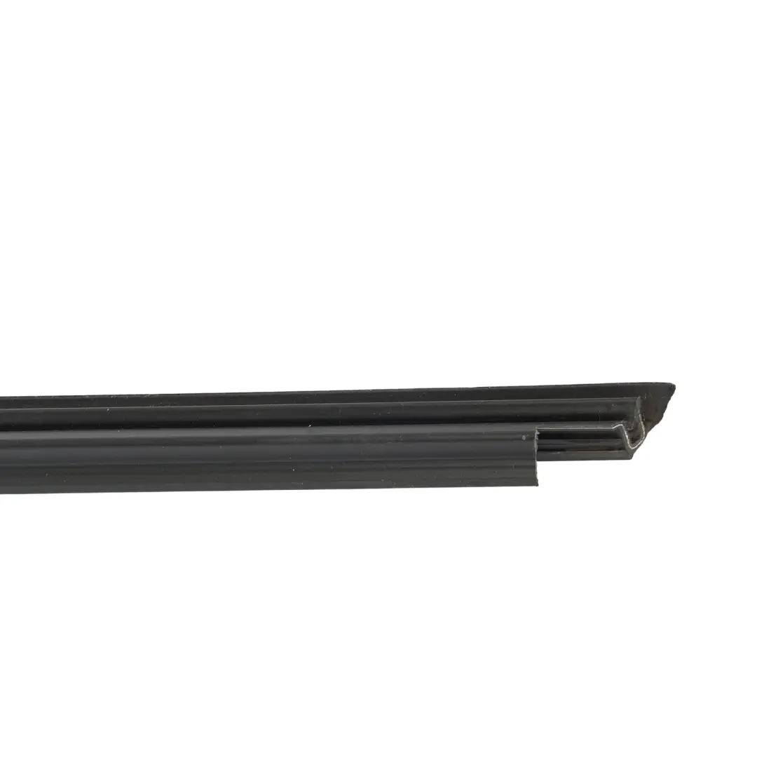MK4 Junta Ventana Puerta Delantera Derecha para Volkswagen Polo 9N con número de pieza 6Q4837472B Volkswagen Polo 9N MK4 Junta Ventana Puerta Delantera Derecha - SKU 6Q4837472B - Número de pieza 6Q4837472B