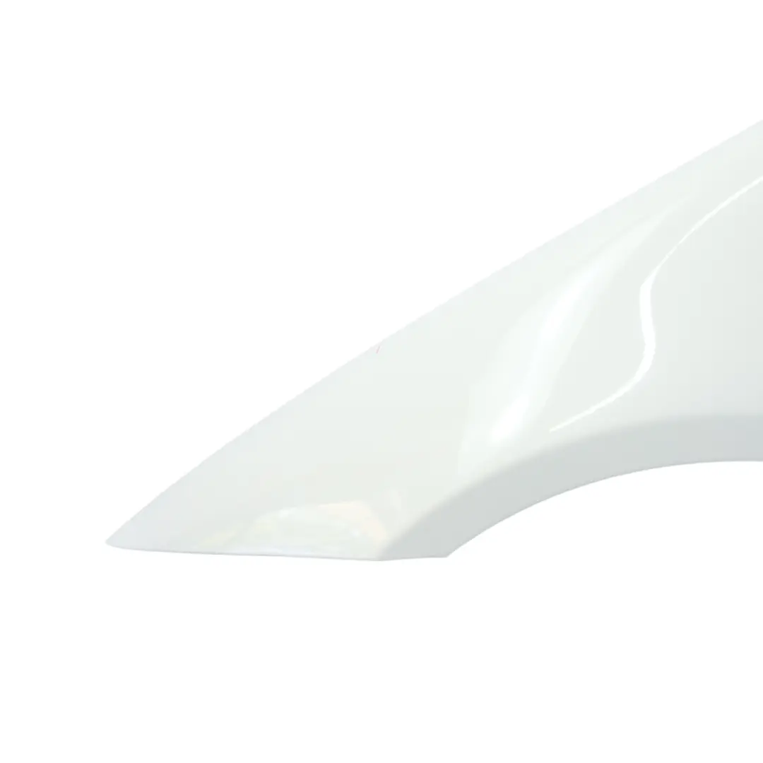 Pannello laterale parafango anteriore sinistro Alpinweiss - 300 per BMW E90 E91 con numero di parte 7135679 BMW E90 E91 Pannello laterale parafango anteriore sinistro Alpinweiss - 300 - SKU 7135679-AW - Numero di parte 7135679