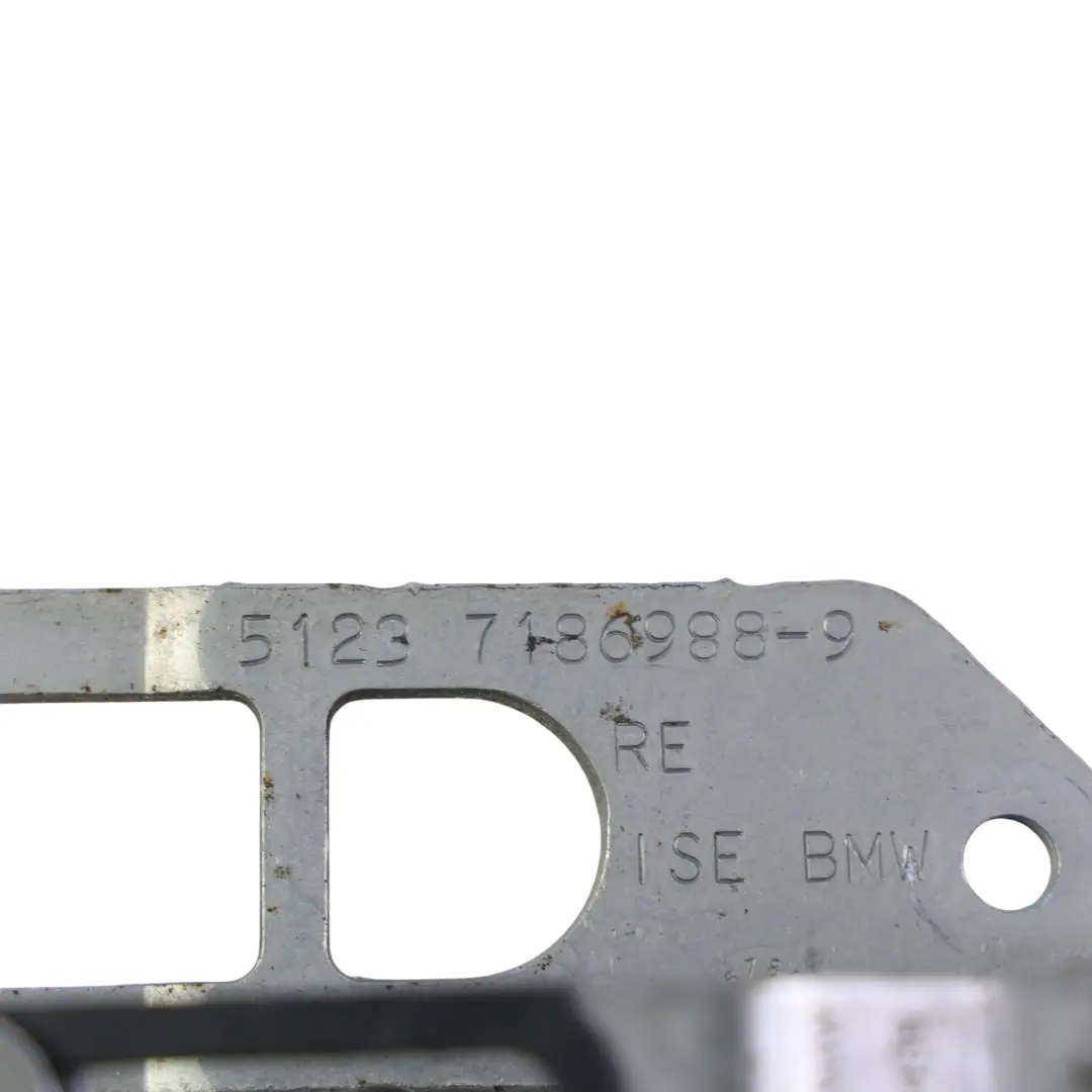 Staffa Cerniera Cofano Ant Dx Grigio Sophisto A90 per BMW F01 F10 F11 con numero di parte 7186988 BMW F01 F10 F11 Staffa Cerniera Cofano Ant Dx Grigio Sophisto A90 - SKU 7186988-SOP - Numero di parte 7186988