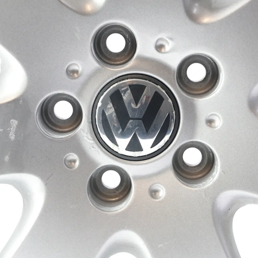Jante Alu Argent 16" 6.5J ET:51 pour Volkswagen Transporter T5 à propos du numéro de pièce 7H0601025A Volkswagen Transporter T5 Jante Alu Argent 16" 6.5J ET:51 - SKU 7H0601025A-1 - Numéro de pièce 7H0601025A