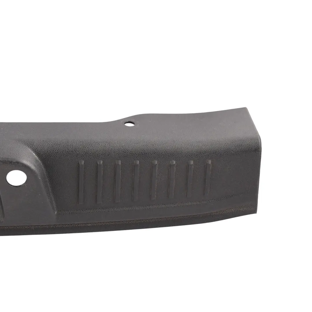 Osłona Progu Bagażnika Czarna do Ford Fiesta Mk7 o numerze 8A61-B40352-AGW Ford Fiesta Mk7 Osłona Progu Bagażnika Czarna - SKU 8A61-B40352-AGW - Numer Części 8A61-B40352-AGW
