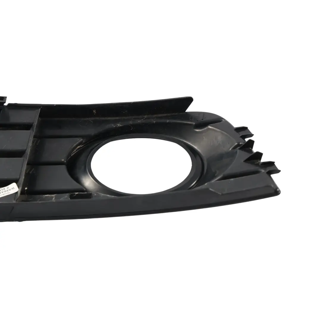 Kratka Atrapa Zderzaka Przedniego Prawa do Audi A4 B8 o numerze 8K0807682A Audi A4 B8 Kratka Atrapa Zderzaka Przedniego Prawa - SKU 8K0807682A - Numer Części 8K0807682A