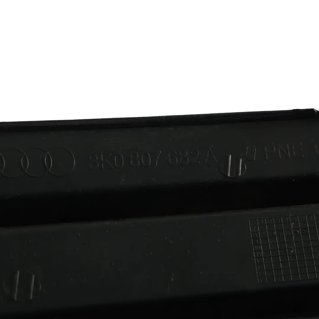 Kratka Atrapa Zderzaka Przedniego Prawa do Audi A4 B8 o numerze 8K0807682A Audi A4 B8 Kratka Atrapa Zderzaka Przedniego Prawa - SKU 8K0807682A - Numer Części 8K0807682A