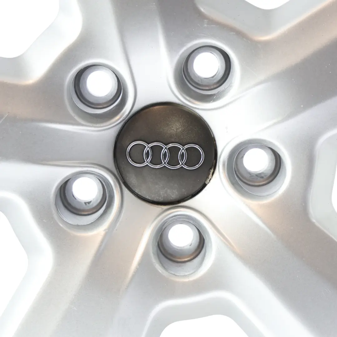 Felga Aluminiowa Srebrna 18" 8J ET54 do Audi A3 8P o numerze 8P0601025S Audi A3 8P Felga Aluminiowa Srebrna 18" 8J ET54 - SKU 8P0601025S-9 - Numer Części 8P0601025S
