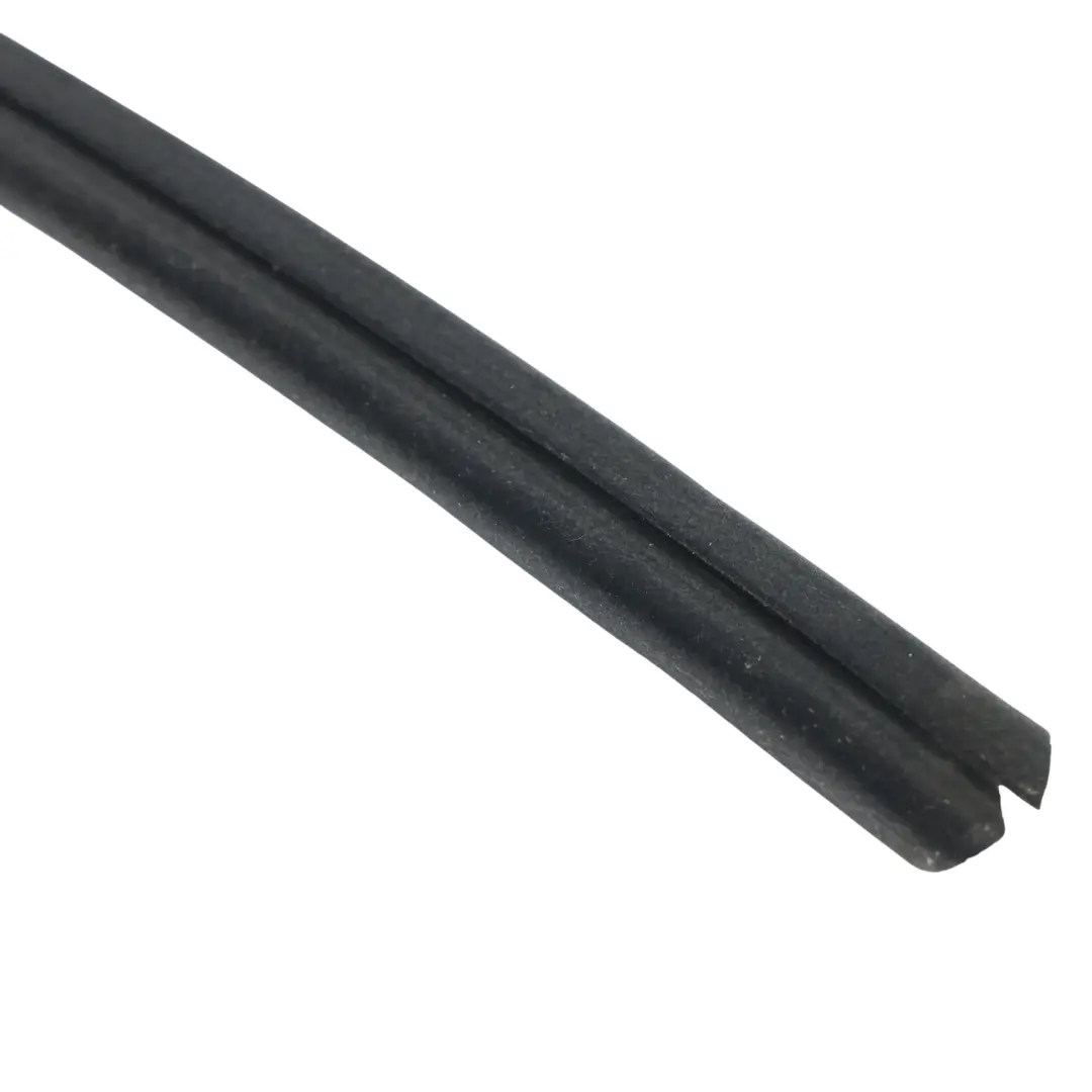 Joint Vitre Porte Arrière Gauche pour Porsche Cayenne 9PA à propos du numéro de pièce 95553347100 Porsche Cayenne 9PA Joint Vitre Porte Arrière Gauche - SKU 95553347100 - Numéro de pièce 95553347100