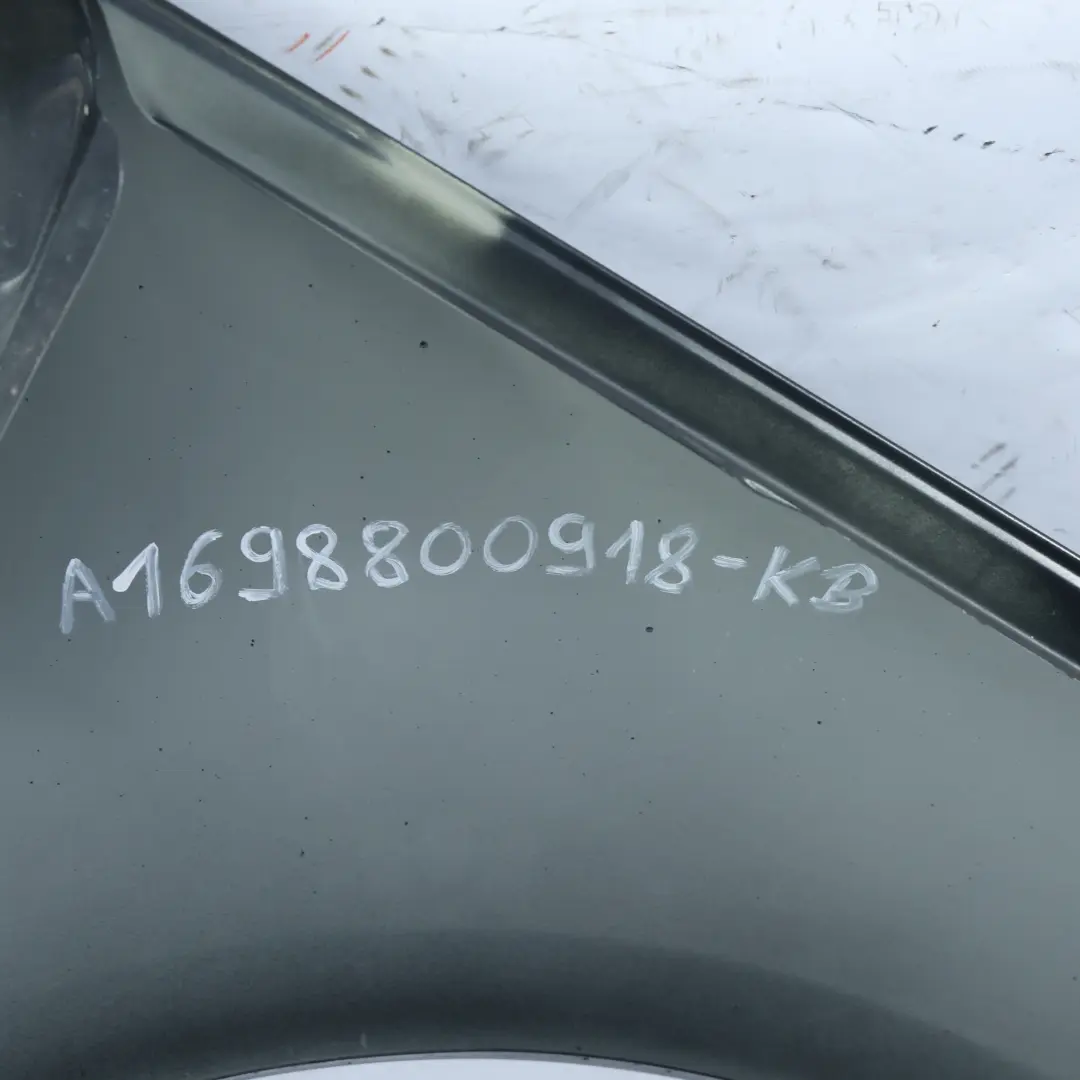 Pannello laterale parafango anteriore sinistro Cosmic Black - 191 per Mercedes W245 con numero di parte A1698800718 Mercedes W245 Pannello laterale parafango anteriore sinistro Cosmic Black - 191 - SKU A1698800918-KB - Numero di parte A1698800718