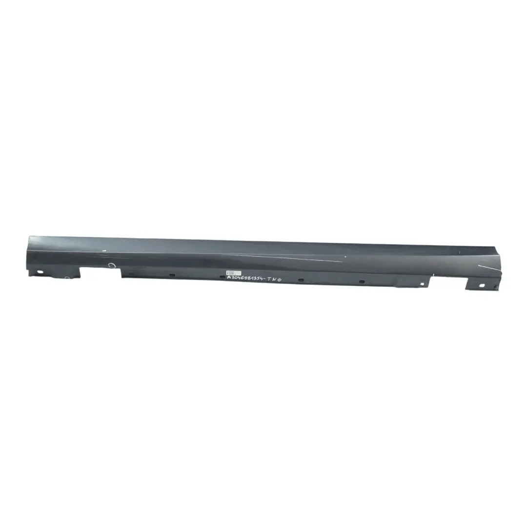 Seitenschwellerabdeckung Türschweller Links Tenoritgrau - 755 für Mercedes W204 mit Teilenummer A2046981354 Mercedes W204 Seitenschwellerabdeckung Türschweller Links Tenoritgrau - 755 - SKU A2046981354-TNG - Teilenummer A2046981354
