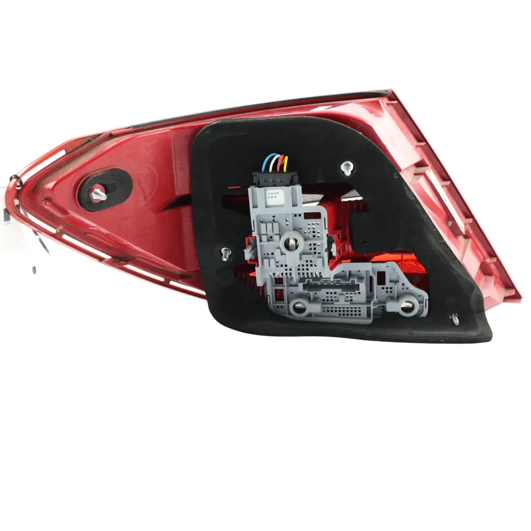 Rücklicht Rechts Seitenverkleidung für Mercedes W204 mit Teilenummer A2049060503 Mercedes W204 Rücklicht Rechts Seitenverkleidung - SKU A2049060503 - Teilenummer A2049060503