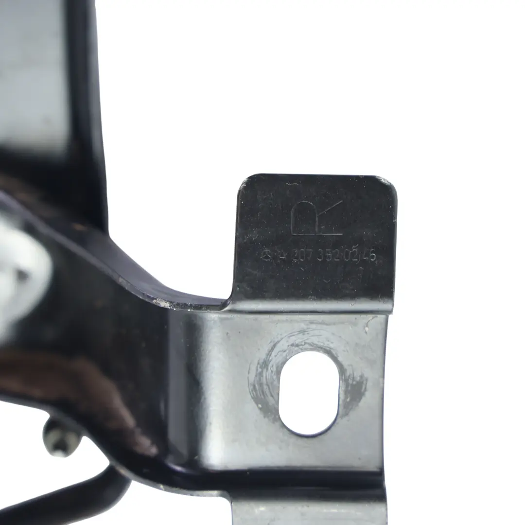 Mercedes C207 S212 Support Essieu Arrière Butée Droite - SKU A2073520246 - Numéro de pièce A2073520246