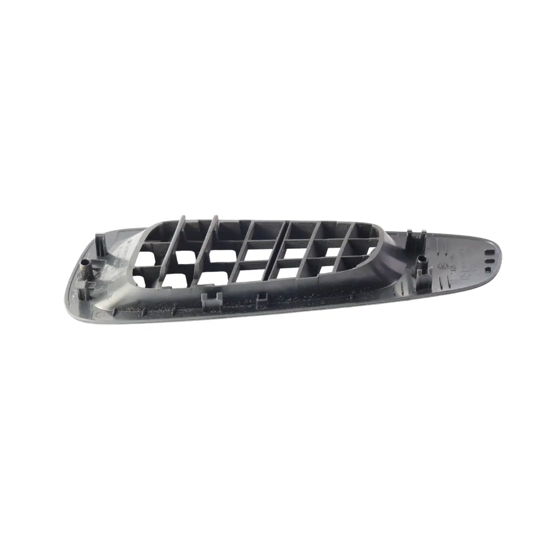 Grille Aération Tableau de Bord Avant Droit Anthracite pour Mercedes W639 à propos du numéro de pièce A6398310100 Mercedes W639 Grille Aération Tableau de Bord Avant Droit Anthracite - SKU A6398310100-1 - Numéro de pièce A6398310100