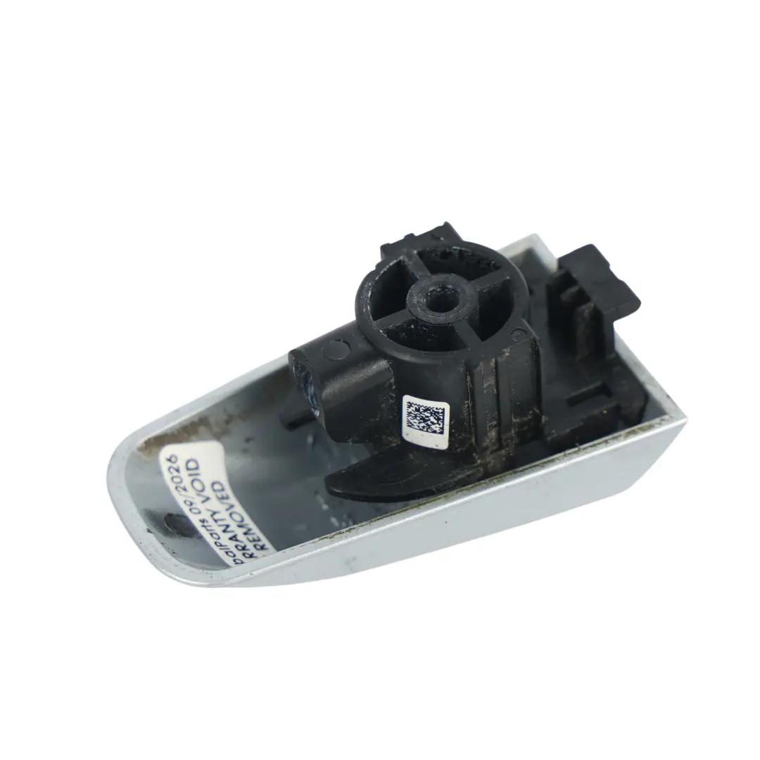Tapa Cierre Manija Puerta Delantera Derecha Plata para Land Rover L550 con número de pieza LR025406 Land Rover L550 Tapa Cierre Manija Puerta Delantera Derecha Plata - SKU LR025406-HSI - Número de pieza LR025406
