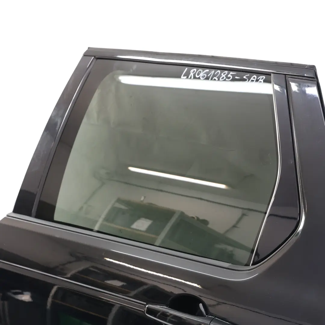 Tür Hinten Links Santorini Black Schwarz - 820 für Land Rover Discovery Sport L550 mit Teilenummer LR061285 Land Rover Discovery Sport L550 Tür Hinten Links Santorini Black Schwarz - 820 - SKU LR061285-SAB - Teilenummer LR061285
