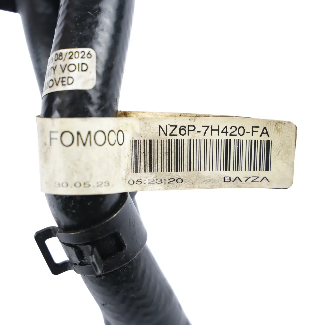 MK3 Tubo Refrigerante Cambio Automatico 2.5 Hybrid per Ford Kuga con numero di parte NZ6P-7H420-FA Ford Kuga MK3 Tubo Refrigerante Cambio Automatico 2.5 Hybrid - SKU NZ6P-7H420-FA - Numero di parte NZ6P-7H420-FA