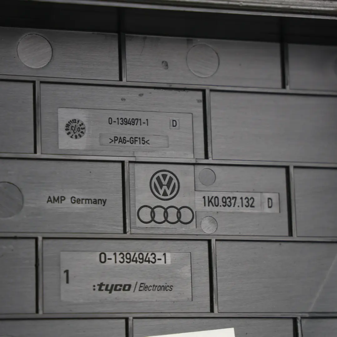 Pokrywa Górna Obudowy Skrzynki Bezpieczników do Audi A3 8P o numerze 1K0937132D Audi A3 8P Pokrywa Górna Obudowy Skrzynki Bezpieczników - SKU 1K0937132D - Numer Części 1K0937132D