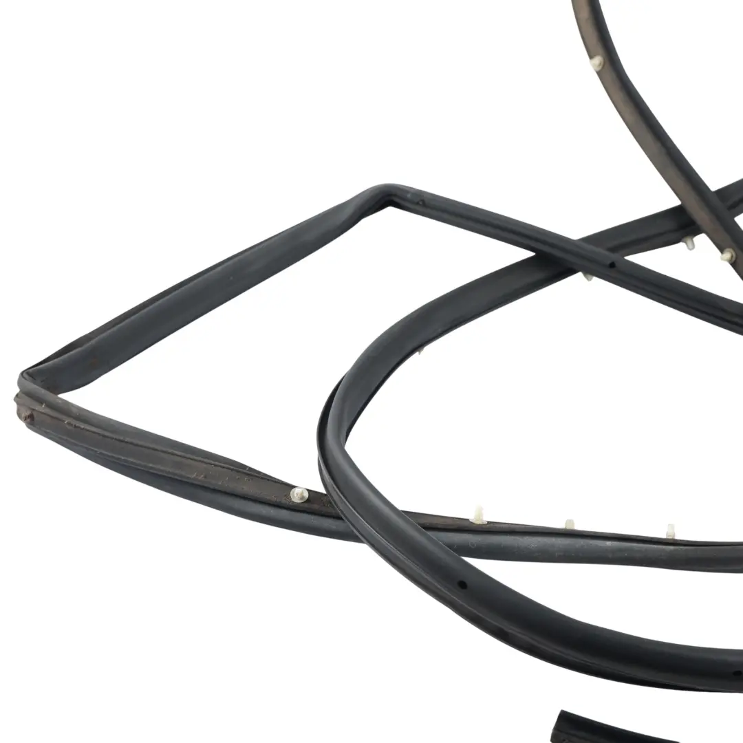 Junta Goma Puerta Delantera Derecha F1BB-B20530-AC para Ford Fiesta Mk7 con número de pieza 2054839 Ford Fiesta Mk7 Junta Goma Puerta Delantera Derecha F1BB-B20530-AC - SKU 2054839 - Número de pieza 2054839