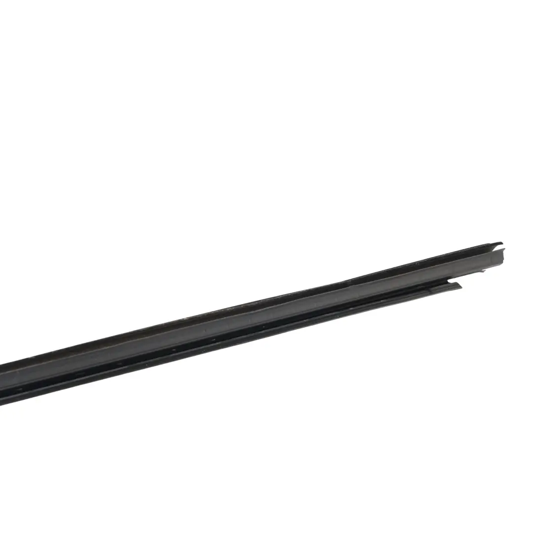 2H Moldura Junta Cristal Puerta Delantera Derecha para Volkswagen Amarok con número de pieza 2H0837472E Volkswagen Amarok 2H Moldura Junta Cristal Puerta Delantera Derecha - SKU 2H0837472E - Número de pieza 2H0837472E