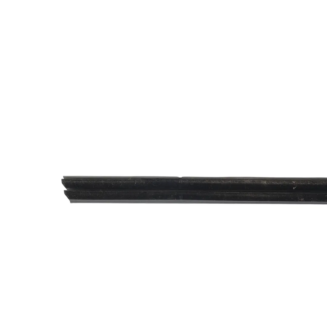 2H Moldura Junta Cristal Puerta Delantera Derecha para Volkswagen Amarok con número de pieza 2H0837472E Volkswagen Amarok 2H Moldura Junta Cristal Puerta Delantera Derecha - SKU 2H0837472E - Número de pieza 2H0837472E