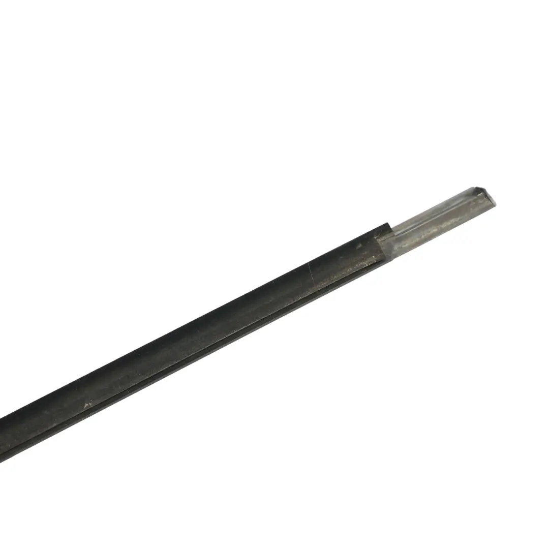 Guarnizione Vetro Porta Anteriore Sinistra per Volkswagen Passat B6 B7 con numero di parte 3C4837477B Volkswagen Passat B6 B7 Guarnizione Vetro Porta Anteriore Sinistra - SKU 3C4837477B - Numero di parte 3C4837477B
