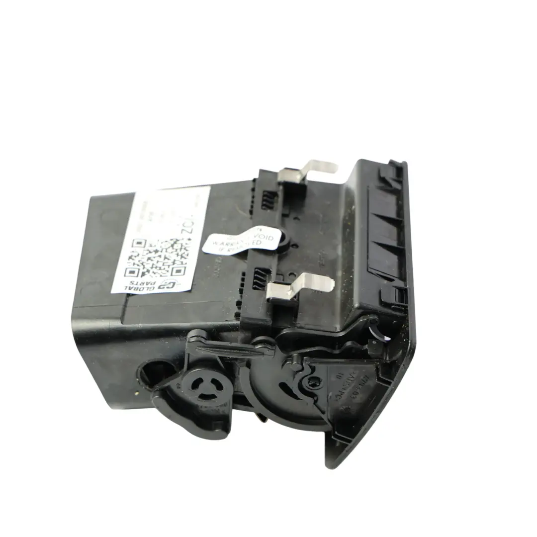 Kratka Nawiewu Deski Rozdzielczej Prawa do Ford Kuga C-Max o numerze 3M51-R018B08-AFW Ford Kuga C-Max Kratka Nawiewu Deski Rozdzielczej Prawa - SKU 3M51-R018B08-AFW - Numer Części 3M51-R018B08-AFW