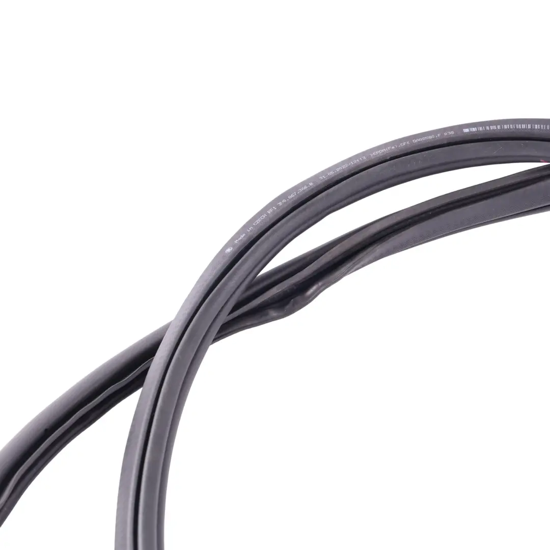 Uszczelka Drzwi Przednia Wewnętrzna Prawa do Skoda Superb III o numerze 3V0867366B Skoda Superb III Uszczelka Drzwi Przednia Wewnętrzna Prawa - SKU 3V0867366B - Numer Części 3V0867366B