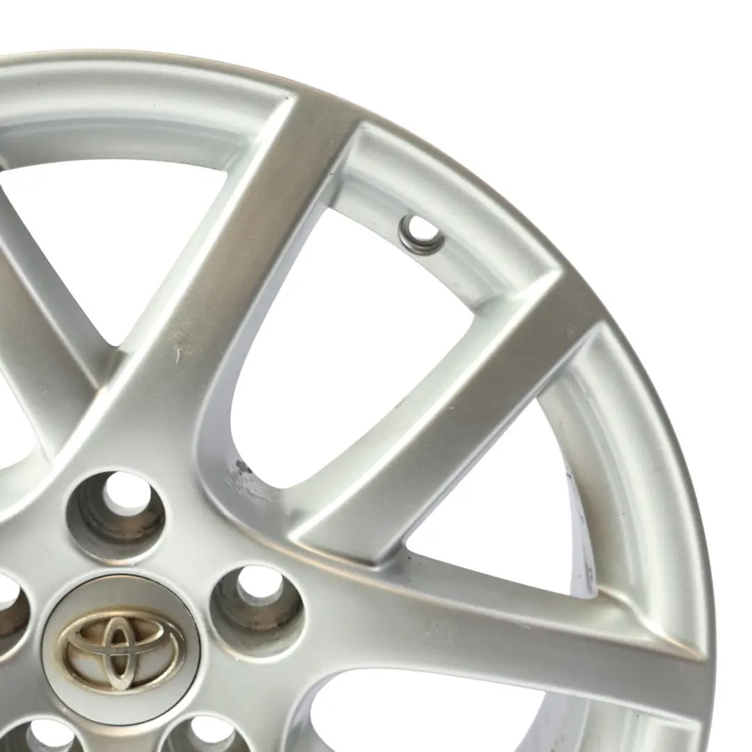 Mk2 Felga Aluminiowa Srebrna 17" 7J ET:39 42611-0F130 do Toyota Verso o numerze 426110F130 Toyota Verso Mk2 Felga Aluminiowa Srebrna 17" 7J ET:39 42611-0F130 - SKU 426110F130-SL1 - Numer Części 426110F130