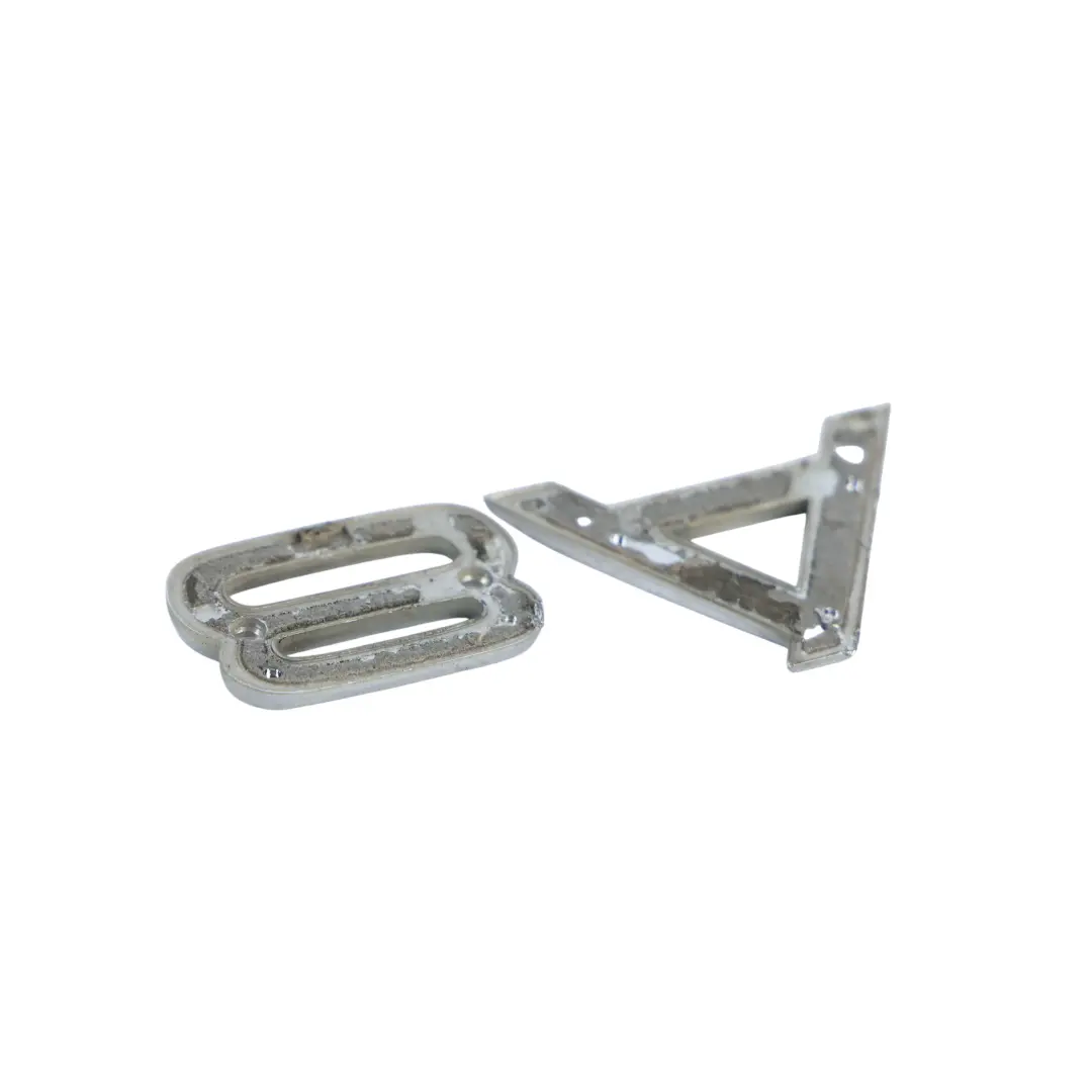 Napis Emblemat Klapy Bagażnika Tył A8 do Audi A8 D3 o numerze 4E0853741 Audi A8 D3 Napis Emblemat Klapy Bagażnika Tył A8 - SKU 4E0853741 - Numer Części 4E0853741