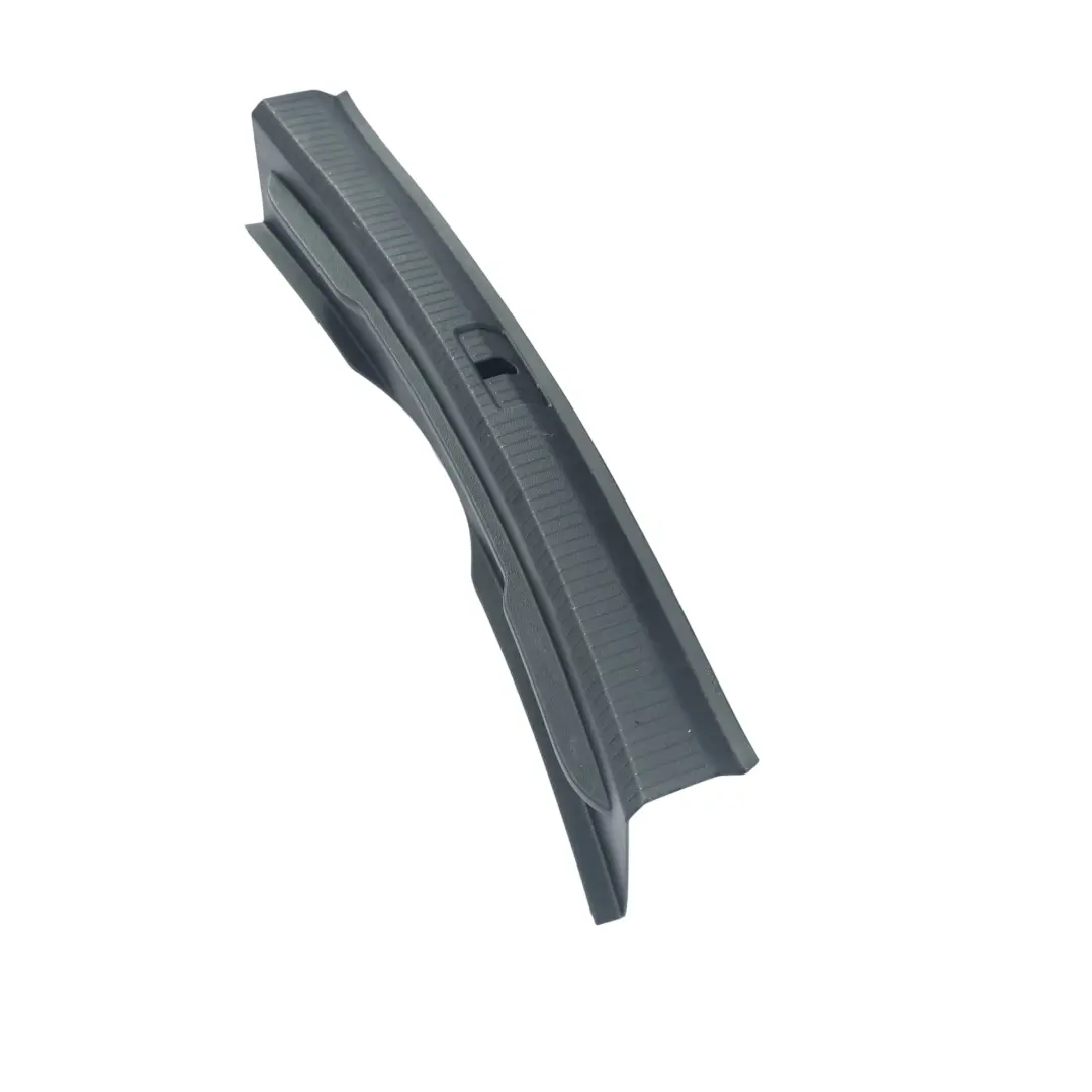5G Osłona Progu Bagażnika Listwa Zamka Klapy do Volkswagen Golf Mk7 o numerze 5G9863459 Volkswagen Golf Mk7 5G Osłona Progu Bagażnika Listwa Zamka Klapy - SKU 5G9863459 - Numer Części 5G9863459