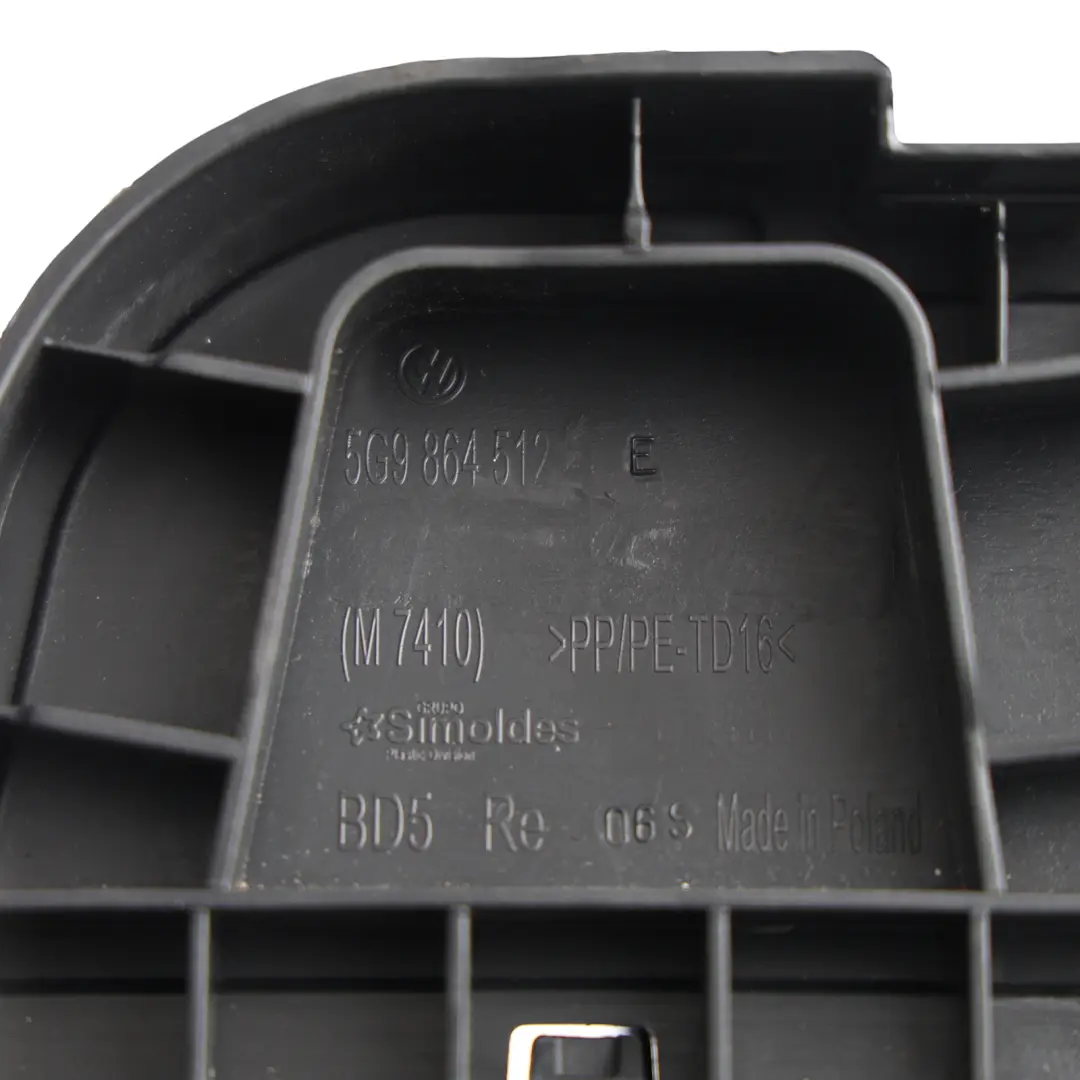 Volkswagen Golf Mk7 Tylna Osłona Klapy Bagażnika Prawa Czarna - SKU 5G9864512C - Numer Części 5G9864512C