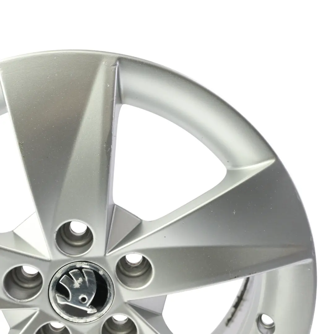 Mk2 Roomster Jante Alliage Argent 15" 6J ET:43 pour Skoda Fabia à propos du numéro de pièce 5J0601025AB Skoda Fabia Mk2 Roomster Jante Alliage Argent 15" 6J ET:43 - SKU 5J0601025AB-SL2 - Numéro de pièce 5J0601025AB