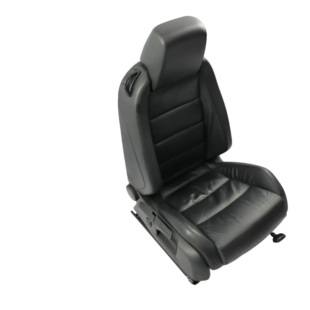Mk6 Fotel Przedni Prawy Podgrzewany Skórzany Titan Black do Volkswagen Golf VI o numerze 5K3881806CH Volkswagen Golf VI Mk6 Fotel Przedni Prawy Podgrzewany Skórzany Titan Black - SKU 5K3881806CH - Numer Części 5K3881806CH