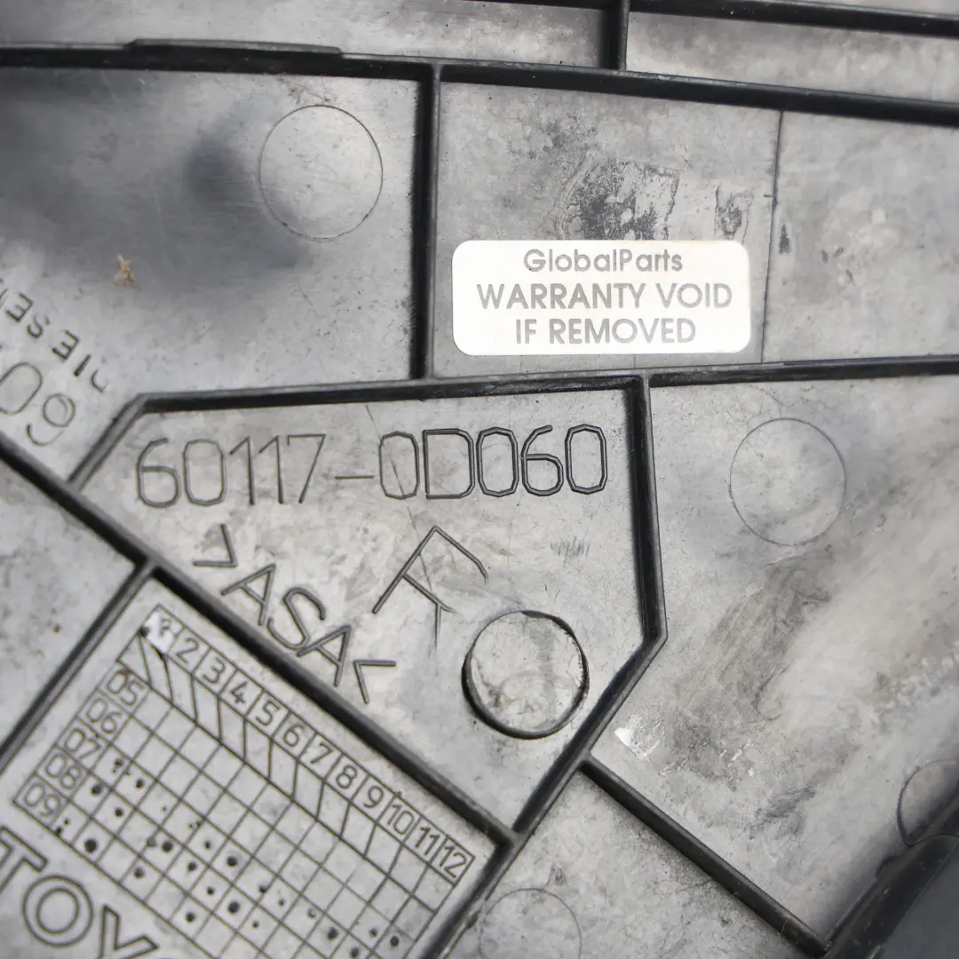 Osłona Trójkąta Drzwi Panel Przedni Prawy Czarny do Toyota Yaris P9 o numerze 601170D060 Toyota Yaris P9 Osłona Trójkąta Drzwi Panel Przedni Prawy Czarny - SKU 601170D060 - Numer Części 601170D060