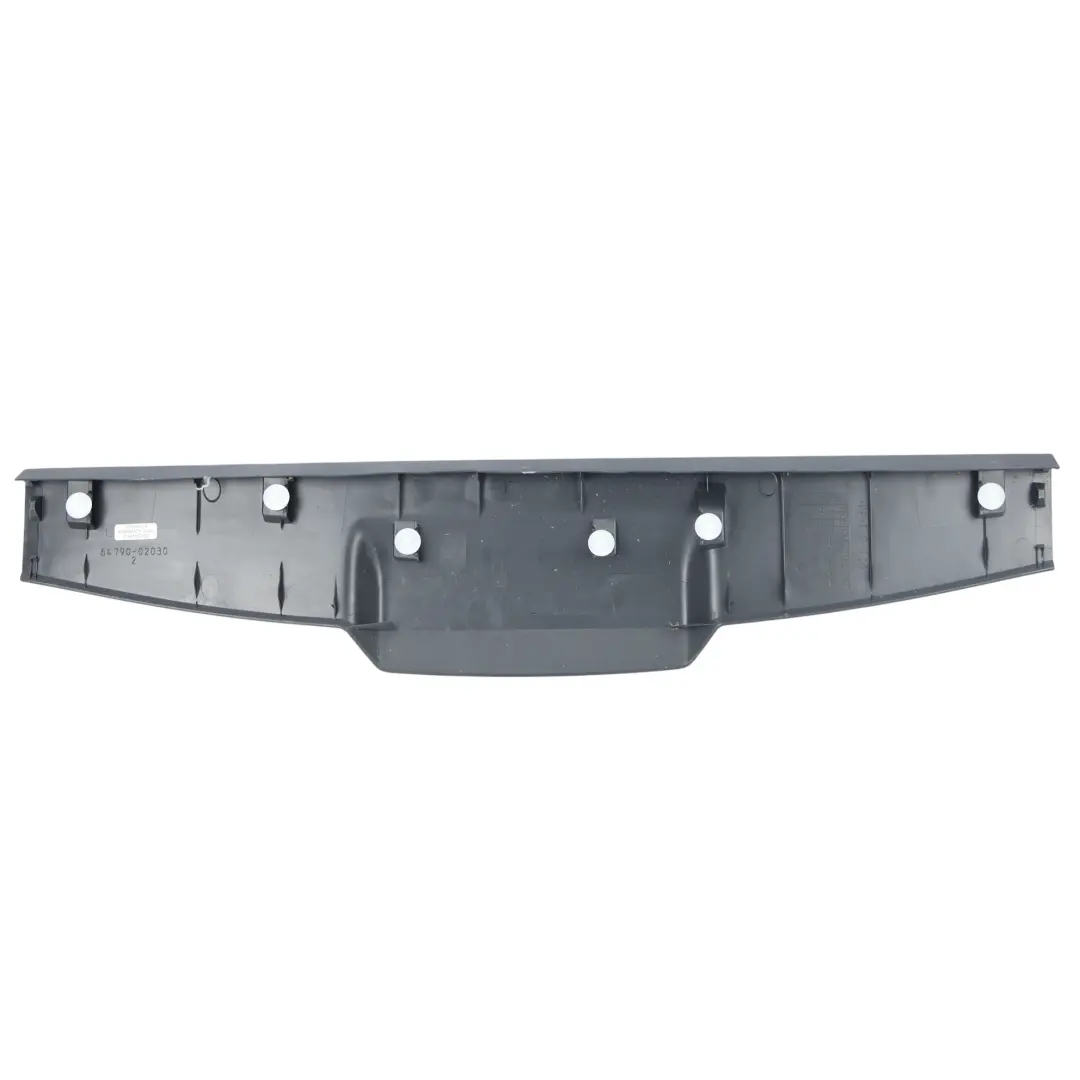 Panel Moldura Portón Trasero Superior Gris Oscuro para Toyota Auris E15 con número de pieza 6479002030B1 Toyota Auris E15 Panel Moldura Portón Trasero Superior Gris Oscuro - SKU 6479002030B1 - Número de pieza 6479002030B1